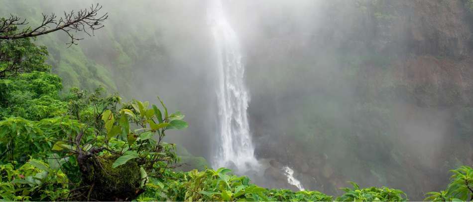 Admire the beauty of Lingmala Falls on your Mahabaleshwar tour