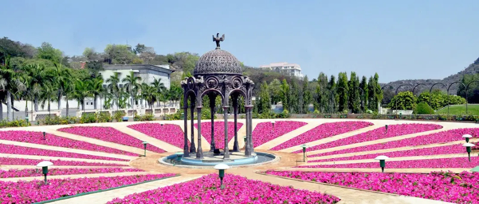 Become spellbound as you watch the amazing set up garden with beautiful flowers