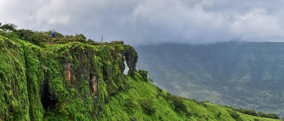 Capture the natural beauty of the lush green valleys of Mahabaleshwar