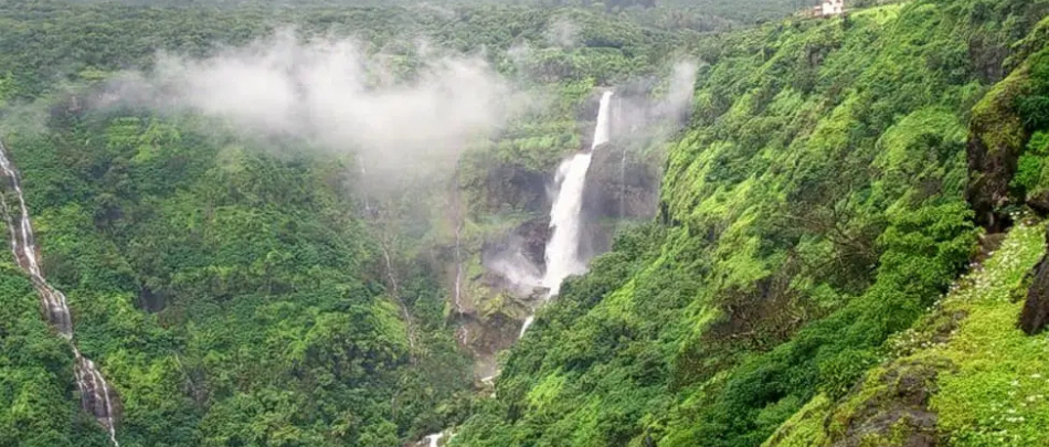 See the amazing waterfalls during your Mumbai to Mahabaleshwar bus tour