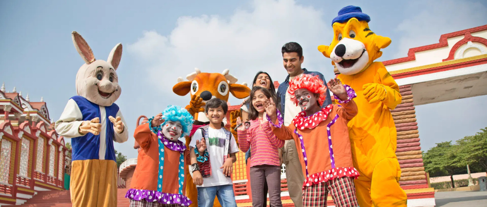 Take photos with beloved characters at fun park