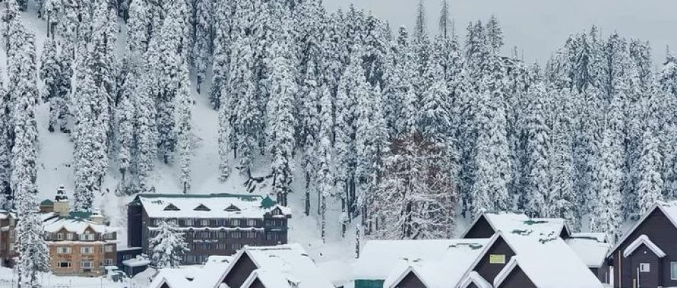 #gulmarg #snowflake #snowfall #post #kashmir #kashmirtourism #paradiseisland #mountains #gondola #bluesky #sky#clouds #white #blue_#photography #photooftheday_#photo #switzerland #ice